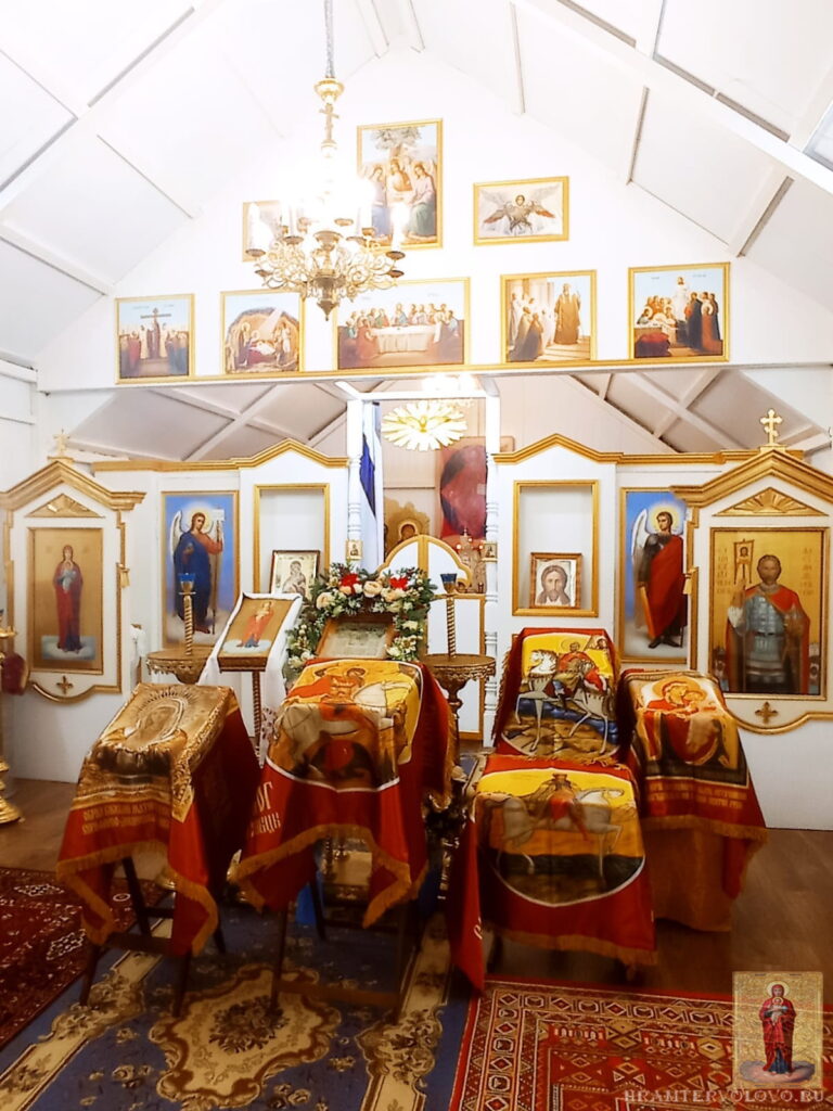 Освятили знамëна для наших ребят